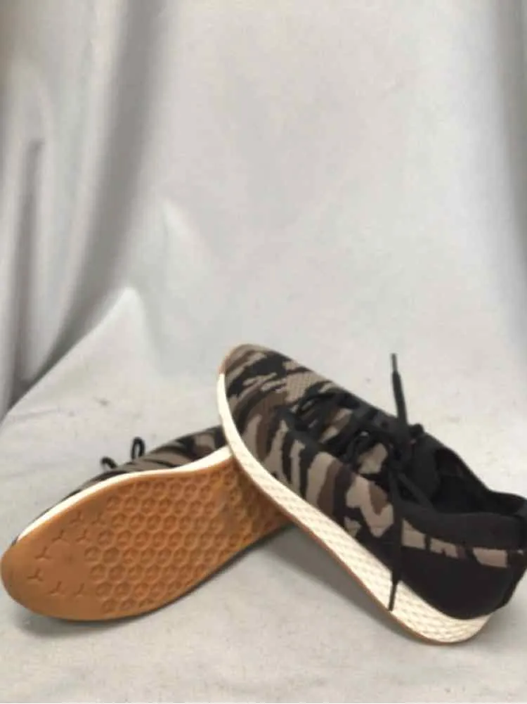 J SLIDES SIZE 8 1/2 Ladies SHOES